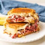 Reuben Sandwich (Corned Beef, Swiss Cheese,Sauerkraut, Rye Bread, Thousand Island Dressing & Grilled