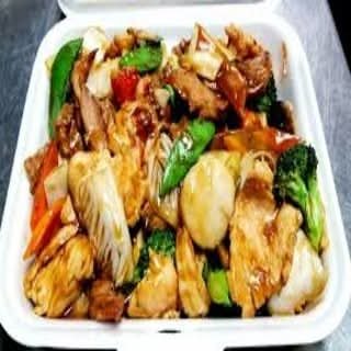 七星伴月Seven Stars Around the Moon ( Scallops, Shrimp, Crab Meat, Beef, Chicken, Pork, Fish , Vegetables & Shrimp Chips )